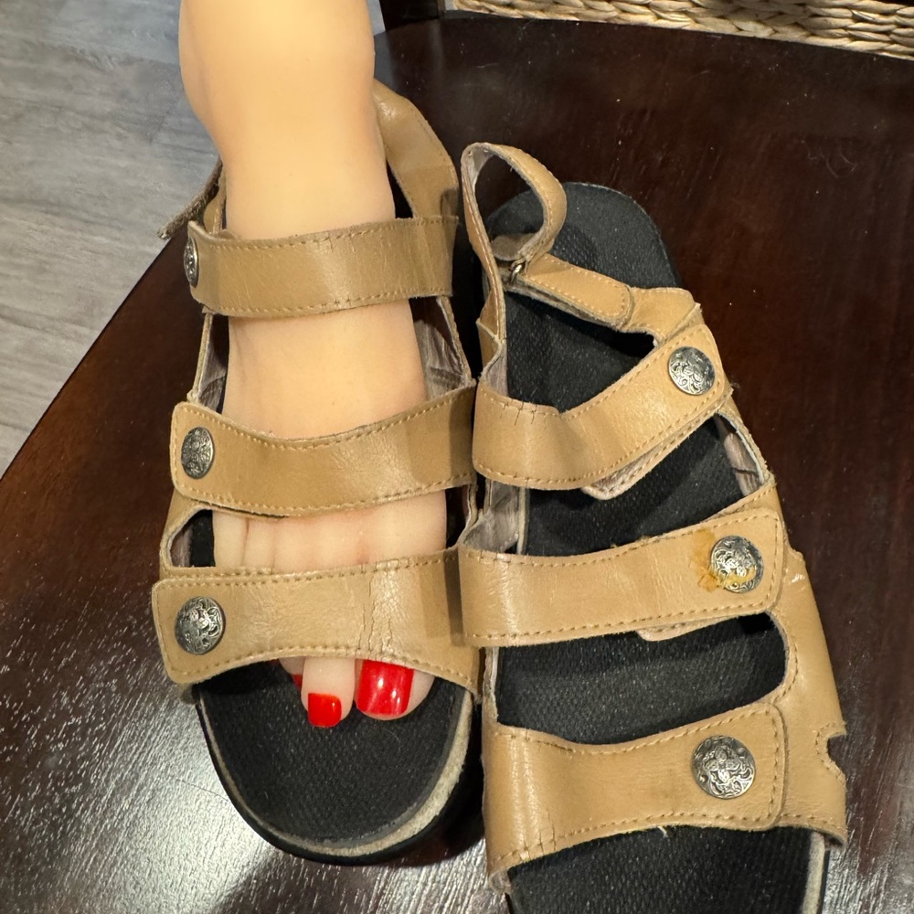 Propet Tan and Black Women's Sandals